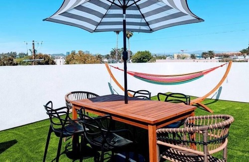 Palms Apartment | Luxury Retreat Multi-Level 2BR Private Roof