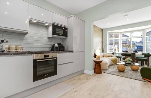 London Borough of Ealing Apartment | Luxury Retreat sleep 8 Flat, 12 mins from wembley