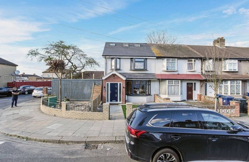 London Borough of Ealing Apartment | Luxury Retreat sleep 8 Flat, 12 mins from wembley