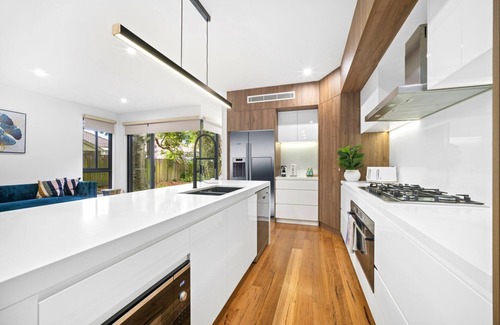 Willoughby House | Luxury Retreat | Spacious 4BR House in Willoughby