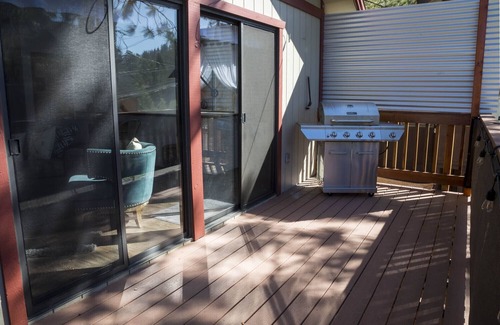 Big Bear Lake Cabin | Luxury Retreat w/central AC & Heat - Walk to Lake, Village, Ski Shuttle