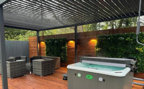 Aldborough Apartment | Luxury Retreat with Private Hot Tub