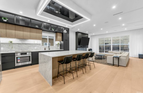 Surrey House | Luxury River-View Home w/Chef’s Kitchen Smart Tech Parking Sleeps 15!