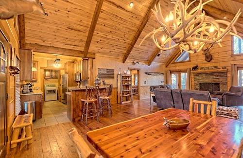 East Ellijay Cabin | Luxury Riverfront Cabin - Pet Friendly