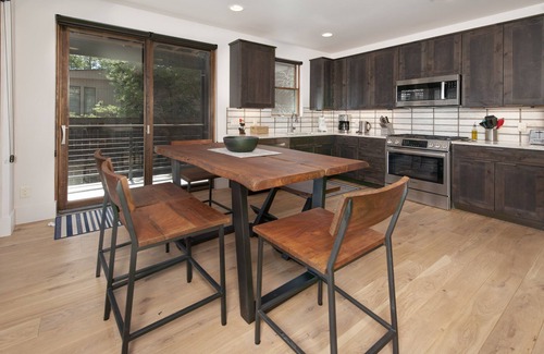 Silverthorne Condo | Luxury Riverside Condo 5 minutes off I70. Two king beds, well equipped kitchen.