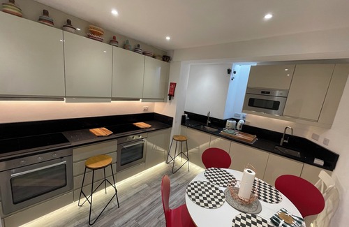 North Greenford Apartment | Luxury room with en-suite bathroom in West London .