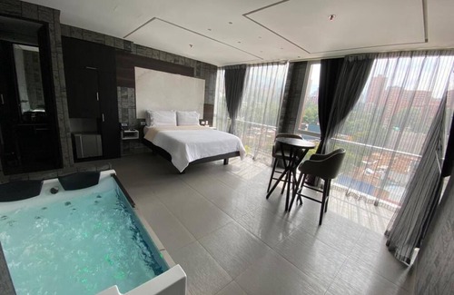 El Poblado Hotel | Luxury Room with Jacuzzi and Amazing View
