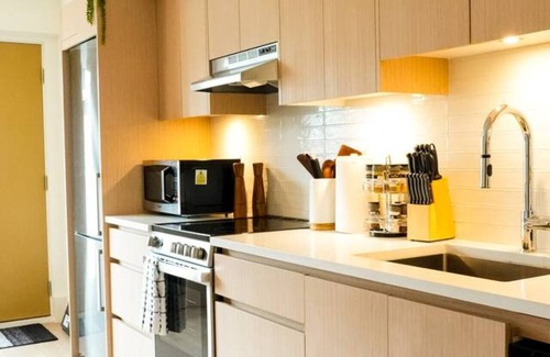 Lower Lonsdale Apartment | Luxury Scandinavian Suite| Cozy and Bright