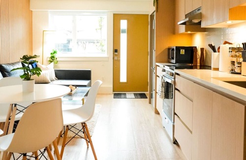 Lower Lonsdale Apartment | Luxury Scandinavian Suite| Cozy and Bright