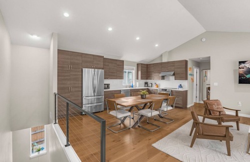 Carver House | Luxury Scandinavian Home - Near PDX/Waterfront