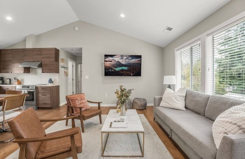 Carver House | Luxury Scandinavian Home - Near PDX/Waterfront