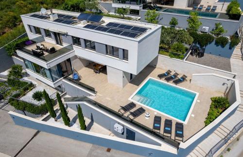 Omis Villa | Luxury, seafront Villa Petra with heated pool only 50m from beach