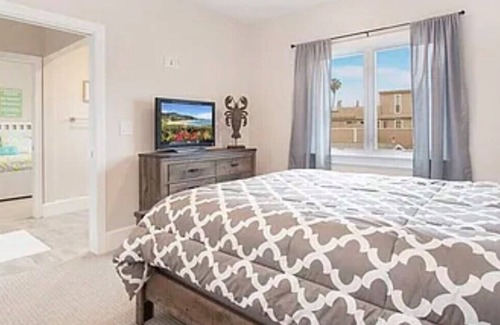 Old Towne House | Luxury Seal Beach Stunner - 10 Houses to Sand