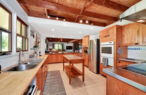 Wollombi House | luxury self-contained property full of beauty and adventure for large groups