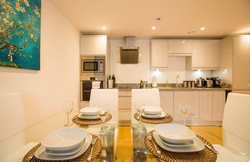 Windsor Apartment | Luxury spacious apartment, secure parking just 8 minutes walk to Windsor Castle