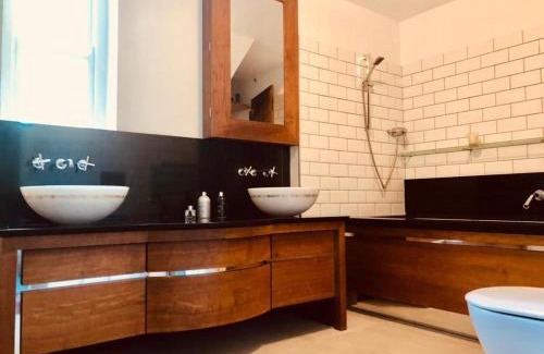 Ealing Apartment | luxury spacious London Apartment on Mattock Lane