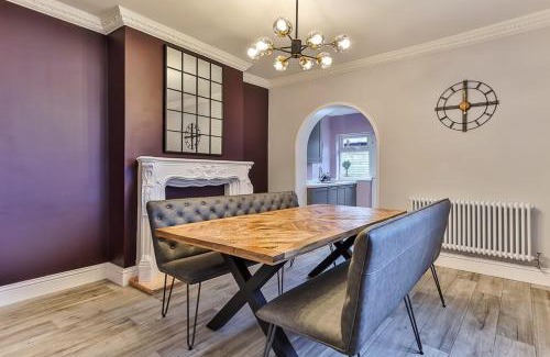 Sheffield House | Luxury Spacious Pad with Games Room