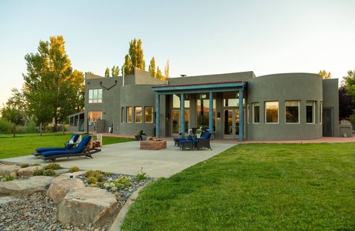 Clifton House | Luxury stay on lake with hot tub and pickleball