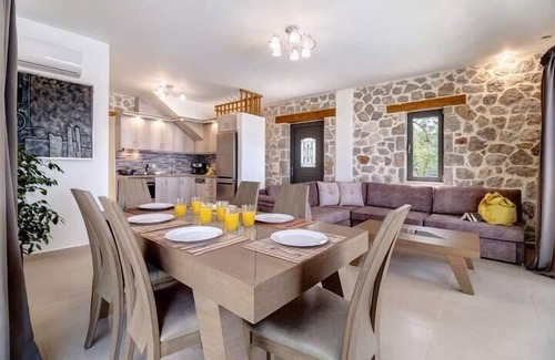 Tsoukaladhes House | Luxury stone villa Angela close to Kathisma