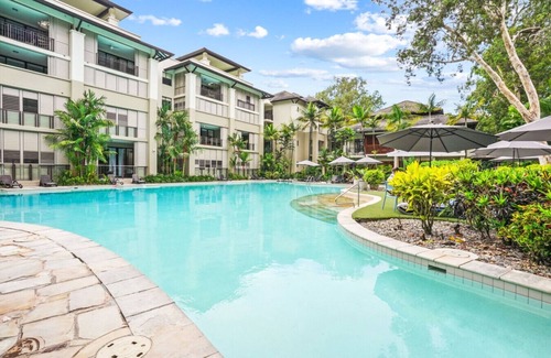 Palm Cove Apartment | Luxury Studio in Palm Cove Resort | Steps to Beach & Pools