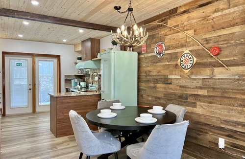 Harvie Heights House | Luxury Stunning Mountain View King Bed Jacuzzi Free Parking Family Friendly