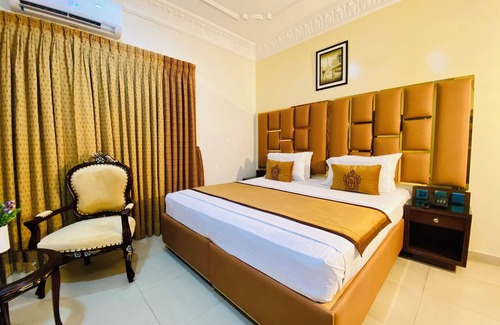 D.H.A. Hotel | Luxury Superior King Room with complete anemities.