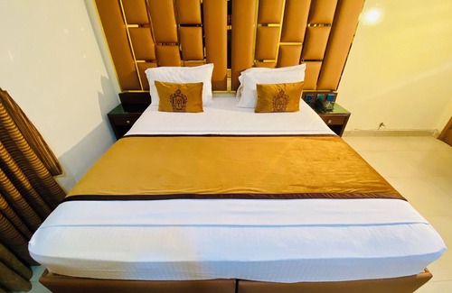 D.H.A. Hotel | Luxury Superior King Room with complete anemities.