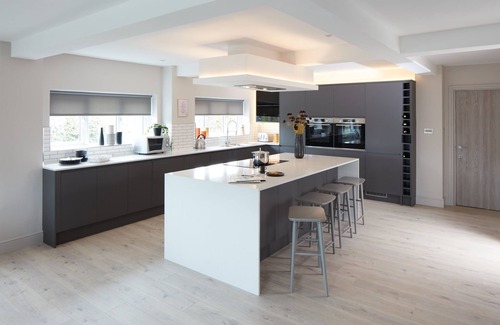 Newquay House | LUXURY- The Bluehouse Watergate Bay, Cornwall, Sea Views, HOT TUB Pet Friendly