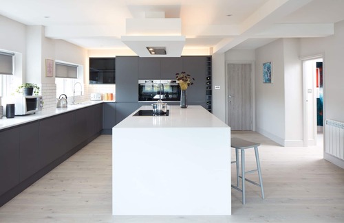 Newquay House | LUXURY- The Bluehouse Watergate Bay, Cornwall, Sea Views, HOT TUB Pet Friendly