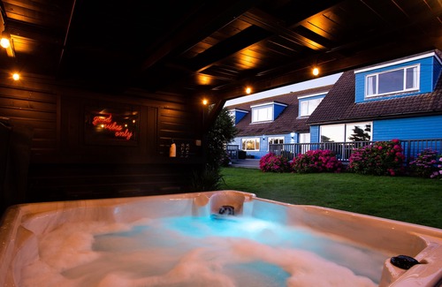 Newquay House | LUXURY- The Bluehouse Watergate Bay, Cornwall, Sea Views, HOT TUB Pet Friendly