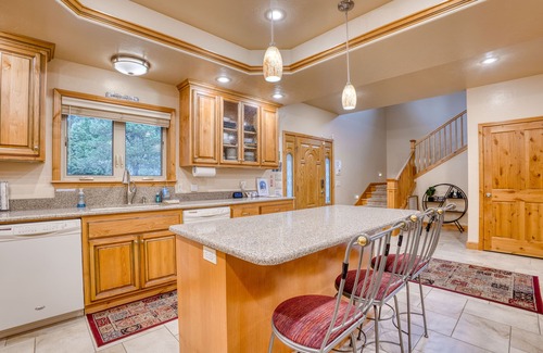 Westport House | Luxury, Theater Room, Pool Table, Close to Town/Beach (Amber)