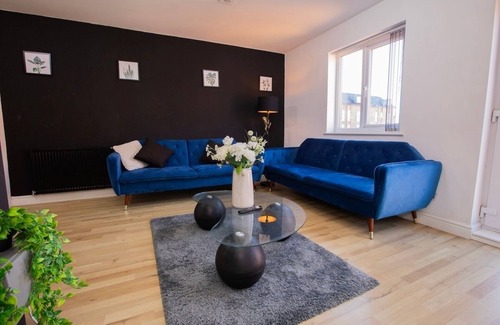 Trafford Apartment | Luxury Three Story Townhouse Free Parking on Drive