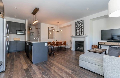 The Blue Mountains House | Luxury Townhome - Private Patio/Shuttle to Blue