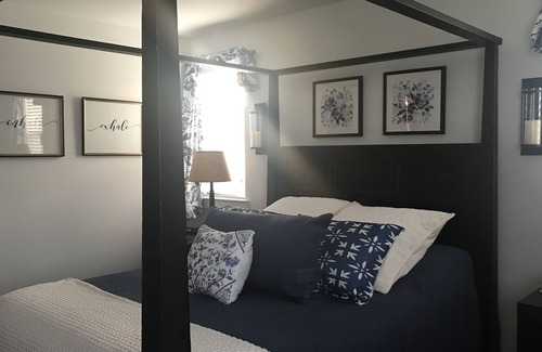 Weatogue House | Luxury Townhome, close to airport, hiking, biking, with beautiful Mountain View.