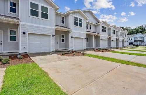 Pine Forest Apartment | LUXURY TOWNHOME NEAR DOWNTOWN AND PENSACOLA BEACH