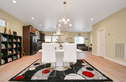 Northside House | ✨Luxury Townhome w/Rooftop & Jacuzzi! 5 minutes from Downtown✨