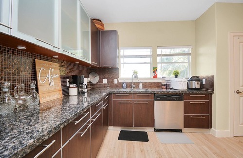 Northside House | ✨Luxury Townhome w/Rooftop & Jacuzzi! 5 minutes from Downtown✨