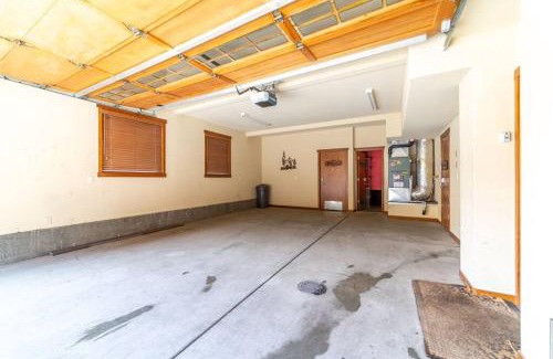 Mammoth Lakes House | Luxury Townhome, Walk to the Village, Wifi, Private Spa & Garage
