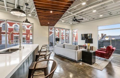 Arts/Warehouse District Apartment | Luxury Two Bedroom Penthouse