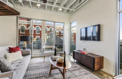 Arts/Warehouse District Apartment | Luxury Two Bedroom Penthouse