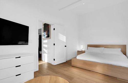 Palms House | Luxury Urban Villa - 3bd/3ba with private rooftop