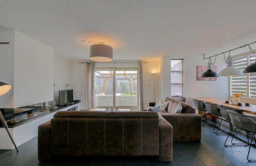Julianadorp aan zee House | Luxury vacation home within walking distance of the beach with covered terrace: Villa Mooy