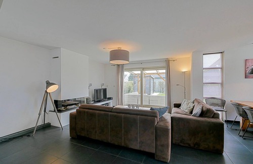 Julianadorp aan zee House | Luxury vacation home within walking distance of the beach with covered terrace: Villa Mooy