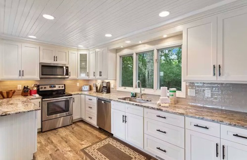 Seven Devils House | Luxury VIEWS from 4700', Hot Tub, Fire Pit, Modern Rustic 5BR with huge deck!