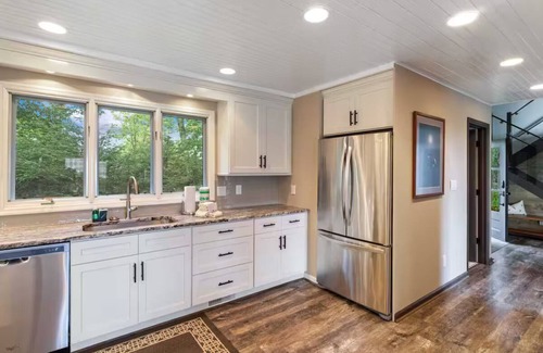 Seven Devils House | Luxury VIEWS from 4700', Hot Tub, Fire Pit, Modern Rustic 5BR with huge deck!