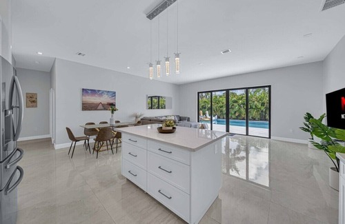 Golden Glades Villa | Luxury Villa Amara w/Heated Pool Sauna Gym BBQ