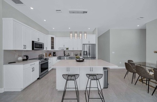 Golden Glades Villa | Luxury Villa Amara w/Heated Pool Sauna Gym BBQ