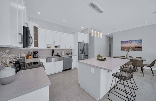 Golden Glades Villa | Luxury Villa Amara w/Heated Pool Sauna Gym BBQ