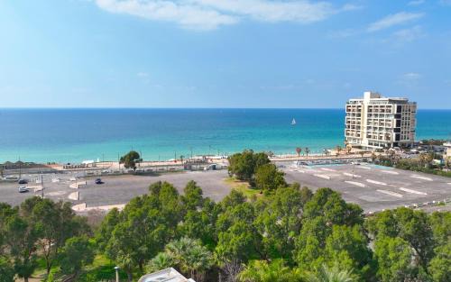 Herzliya Pituach Villa | Luxury villa with a heated pool, Jakuzi and a sea view 70m from the beach