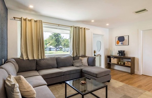 Pompano Beach Villa | Luxury Villa with Pool–10 minutes from the beach